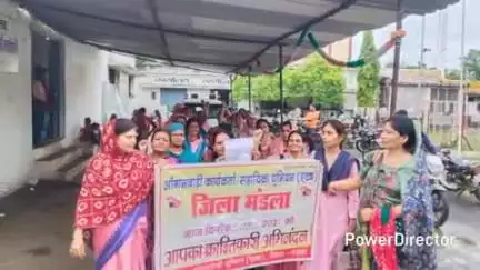 नैनपुर: आंगनवाड़ी कार्यकर्ता व सहायिका ने 16 सूत्रीय मांगों को लेकर तहसीलदार को प्रधानमंत्री व मुख्यमंत्री के नाम सौंपा ज्ञापन