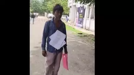 नीमच नगर: शिकायतों की माला पहनकर कलेक्ट्रेट पहुंचा दलित किसान, ज़मीन वापसी तक धरने पर अड़ा