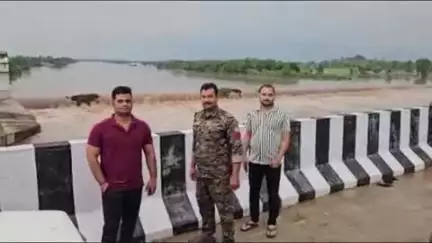 छतरपुर: ईसानगर थाना क्षेत्र: धसन नदी के पंचर घाट पर पुलिस ने चरवाहों को दी हिदायत!