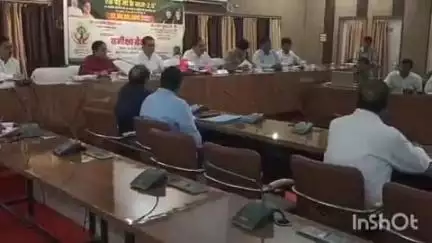 रॉबर्ट्सगंज: कलेक्ट्रेट में मण्डलायुक्त ने बृक्षारोपण अभियान की तैयारियों का लिया जायजा