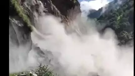 मुनस्यारी: मुनस्यारी के जिमिघाट से बुंई पातो के लिए निर्माणधीन मोटर मार्ग पर पहाड़ी दरकने से यातायात हुआ बंद