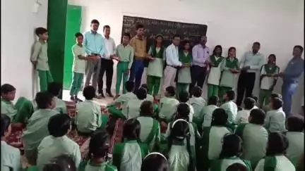 हज़ारीबाग: अमनारी मध्य विद्यालय में 222 बच्चों को शैक्षणिक किट वितरित, सांसद-विधायक प्रतिनिधि रहे मौजूद