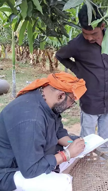 लाखों की नौकरी छोड़कर झारखंड के चतरा लौटा युवक, ₹20 लाख की कमाई के साथ युवाओं को दे रहा रोजगार