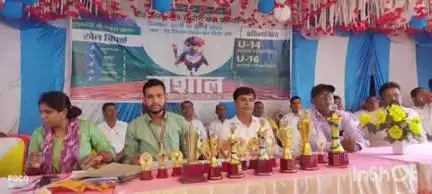 घोसी: लखाबर उच्च विद्यालय के खेल मैदान में तीन दिवसीय मार्शल 2024 खेल प्रतियोगिता का समापन
