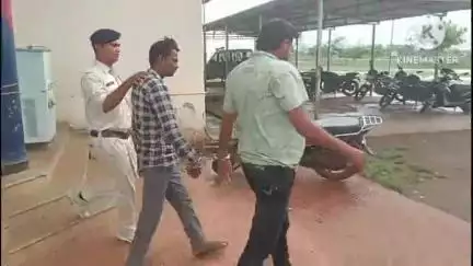 जालबांधा पुलिस ने अवैध शराब परिवहन करते हुए दो आरोपियों को पवनतरा से किया गिरफ्तार, ₹34 हजार की सामग्री जब्त