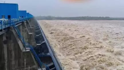 पवनी: गोसेखुर्द धरणाचे ३३ दरवाजे २ मीटरने उघडले; धरणातून १३ हजार ४० क्युमेक पाण्याचा विसर्ग, सतर्कतेचा इशारा