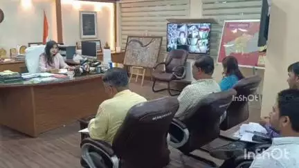होशंगाबाद नगर: कलेक्ट्रेट कार्यालय में कलेक्टर ने मूंग उपार्जन और उर्वरक उपलब्धता की समीक्षा बैठक की