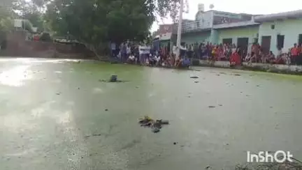 आगरा: गांव मनकेड़ा में जल भराव की समस्या को लेकर महिला ने ली जल समाधि, धरने पर  पर बैठे ग्रामीण #jansamasya
