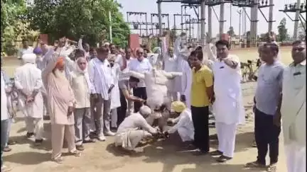 हनुमानगढ़: मक्कासर गांव में स्मार्ट मीटर के विरोध में मुख्यमंत्री का पुतला फूंका, 15 जुलाई को कलेक्ट्रेट पर धरना प्रदर्शन