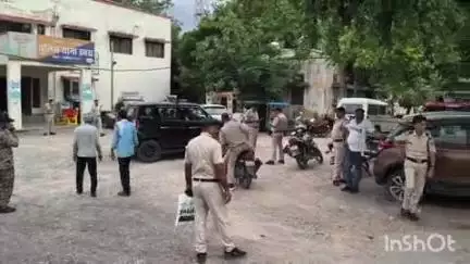 एक्सीडेंट में मजदूर की मौत के बाद परिजनों ने परशुराम चौराहे पर शव रखकर लगाया जाम