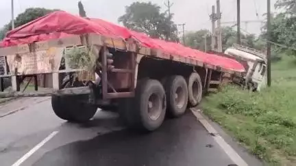 जामताड़ा: मिहिजाम: NH-419 पर स्कूटी सवार को बचाने में सरिया से लदा ट्रेलर पोल से टकराया