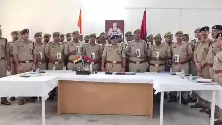अमरोहा: अमरोहा एसपी ने क्राइम रोकने के लिए विवेचकों को 29 टैबलेट और बीट आरक्षियों को 327 स्मार्टफोन दिए