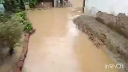 सालेकसा: आमगाव खुर्द येथील सिंगलटोली येथे संजय राऊत व विमला कुसराम यांच्या घरी शिरले पाणी कुटुंबीयांवर मोठा संकट