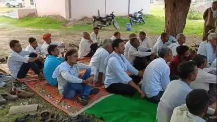नागौर: पुलिस द्वारा जब्त ट्रकों व बैलों को छुड़ाने की मांग को लेकर नागौर में 21वें दिन भी जारी रहा किसानों का धरना