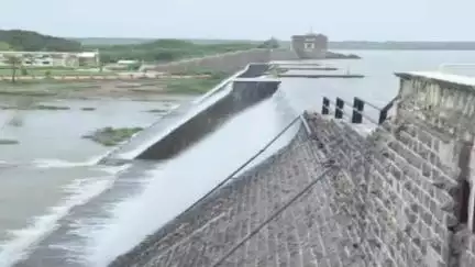 જામનગર શહેર: શહેરનો રણજીત સાગર ડેમ ઓવરફ્લો થતાં શનિવાર-રવિવારની રજામાં લોકોની ભીડ