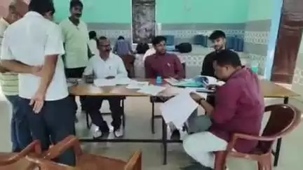 धोरैया: धोरैया में होने वाले उपचुनाव के लिए बीडीओ ने मतदान कर्मियों को मतदान केंद्रों पर रवाना किया
