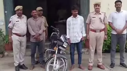 डूंगरपुर: प्रतापनगर सर्किल पर कार सवार दंपति से शराब के लिए पैसे मांगने व मना करने पर मारपीट करने वाले 2 बदमाश गिरफ्तार