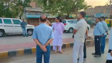 जिला कलक्टर ने शहर का आकस्मिक निरीक्षण किया, प्रशासनिक अधिकारियों के साथ सफाई और जल निकासी व्यवस्था का अवलोकन किया