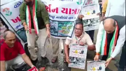 વડોદરા પશ્ચિમ: શહેરમાં જેતલપુર બ્રિજ નીચે કોંગ્રેસીઓ ચોમાસામાં ગરબે ઘુમ્યા, ગરબા ઘૂમી અનોખી રીતે વિરોધ નોંધાવ્યો