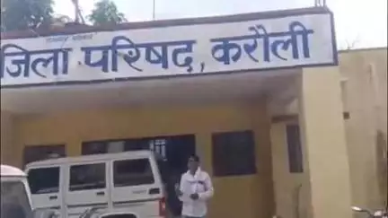 करौली: ढहरिया में मुख्य रास्ते पर कीचड़ से परेशान ग्रामीणों ने कांग्रेस नेता लव कुश मीना के माध्यम से CO को सौंपा ज्ञापन