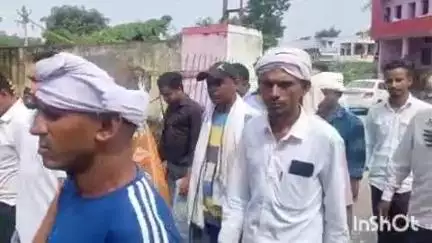 गढ़ी: कालिंजरा में शिक्षिका की हत्या के मामले में पीड़ित परिजनों ने गढ़ी डिप्टी से मिलकर सुरक्षा की लगाई गुहार