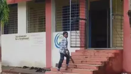 हरदा: नकवाड़ा स्थित शासकीय स्कूल में बच्चों से झाड़ू लगवाने का वीडियो आया सामने, शिक्षा व्यवस्था पर उठे सवाल