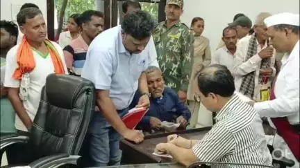 बिल्हा: बिलासपुर कलेक्टर ने जनदर्शन में सुनी लोगों की समस्याएं, त्वरित निराकरण का दिया आश्वासन