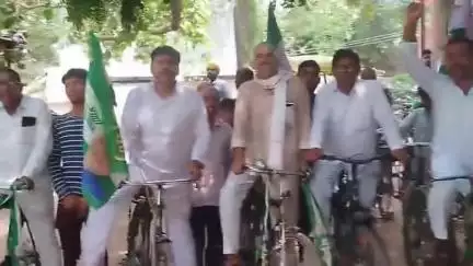 जनता दल यूनाइटेड के द्वारा प्रस्तावित मतदाता जागरूकता अभियान के तहत सिमरी प्रखंड में प्रदेश सलाहकार समिति सदस्य रवि राज राघवेंद्र उज्जैन अनिल चौधरी रमेश पासवान टूना बाबा परशुराम तत्व रमेश चौधरी आदि सैकड़ो कार्यकर्ताओं को उपस्थित रहे