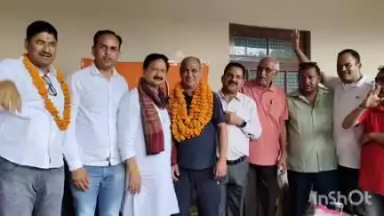 रानीखेत: थकुलाड़ी और बम्सयुं से निर्विरोध चुने गए ग्राम प्रधानों का कांग्रेस प्रदेश अध्यक्ष करन माहरा ने माल्यार्पण कर किया स्वागत