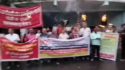 धनबाद/केंदुआडीह: भारत बंद की पूर्व संध्या पर संयुक्त मोर्चा ने शहर में निकाला मशाल जुलूस, रणधीर वर्मा चौक तक किया मार्च