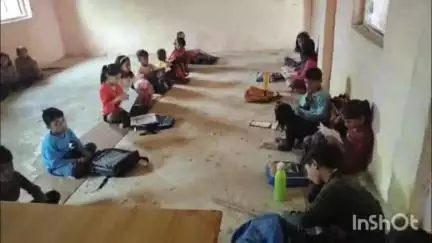 मालथोन: मालथौन इटवा स्कूल की जर्जर बिल्डिंग से टपक रहा पानी, छात्र डरे-सहमे