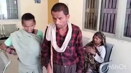 बांदा: कलेक्ट्रेट पहुंचकर दिव्यांग दंपति ने लगाई गुहार, मेडिकल कॉलेज के डॉक्टर पर इलाज के नाम पर पैसे मांगने का आरोप लगाया