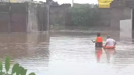 कटंगी: वार्ड क्रमांक 07 में पानी में फंसी 5 जिंदगियां, रेस्क्यू टीम ने बचाई जान