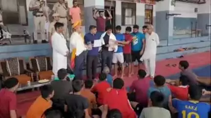 हिसार: पुलिस अधीक्षक हांसी श्री अमित यशवर्धन ने गांव बुडाना, मिर्चपुर व सैनीपुरा का दौरा किया, शिकायतें सुनीं
