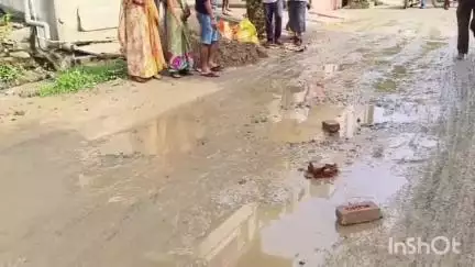 डूंगरपुर: सुभाष नगर की बदहाल सड़कें, बारिश ने बढ़ाई मुसीबत, रूडीप और परिषद के खिलाफ किया विरोध प्रदर्शन
