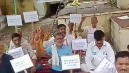 अन्ता: ग्राम विकास सेवा समिति तामखेड़ा के तत्वावधान में चारागाह भूमि को अतिक्रमण मुक्त कराने को लेकर धरना दूसरे दिन भी जारी रहा