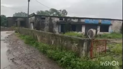 बुदनी: नारायणपुर स्कूल में दिन भर लगे रहे ताले, कांग्रेस नेता ने लगाए गंभीर आरोप