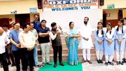 धामपुर: नहटौर के ऑक्सफोर्ड स्कूल में कैबिनेट मंत्री नंद गोपाल गुप्ता नंदी ने छात्र-छात्राओं का किया उत्साह वर्धन