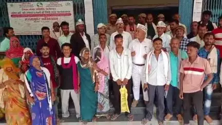 फतेहपुर: धुंध का डेरा गांव में सरकारी विद्यालय को बंद न करने की मांग, AAP ने DM को सौंपा ज्ञापन, कलेक्ट्रेट का मामला