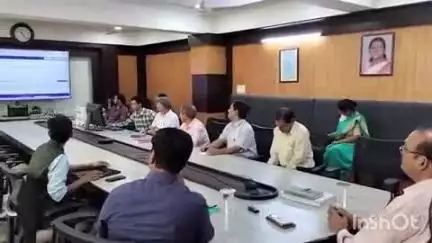 अल्मोड़ा: कलेक्ट्रेट में पीठासीन एवं मतदान अधिकारियों का हुआ प्रथम रैंडमाइजेशन, जिलाधिकारी आलोक कुमार पांडेय ने दिए आवश्यक निर्देश