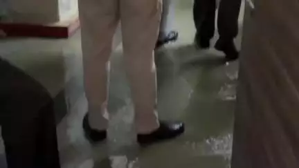 दमोह: मूसलाधार बारिश से खुली नगर पालिका के दावों की पोल, पुराना कंट्रोल रूम बना तालाब, जलभराव की स्थिति