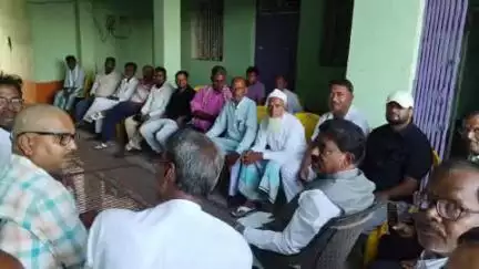 धोरैया: कुर्मा बाजार में बिहार बंद के आह्वान पर महागठबंधन के कार्यकर्ताओं की हुई बैठक, विधायक भी शामिल रहे