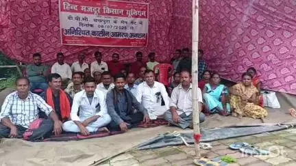 चन्द्रपुरा: डीवीसी पुराना ए प्लांट: 41 मजदूरों को काम पर नहीं रखने पर मेन गेट के पास अनिश्चितकालीन भूख हड़ताल