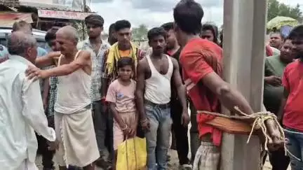 बेगूसराय: बेगूसराय बस स्टैंड के पास मोबाइल चोरी के आरोप में युवक को पोल से बांधकर पीटा
