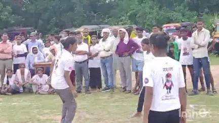 बिहिया: ईश्वर सिंह टोला खेल मैदान में तरंग प्रतियोगिता का आयोजन, स्कूल के छात्र-छात्राओं ने लिया भाग