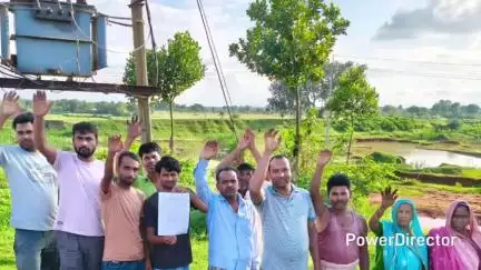 सोनारायठाढ़ी: दोनदिया कुरुवा में वज्रपात से ट्रांसफार्मर जला, बिजली सेवा बाधित, ग्रामीणों ने विभाग से बदलने की मांग की