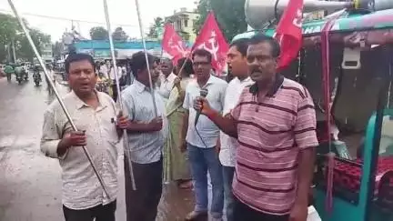নানুর: সিপিআইএমের দেশব্যাপী ধর্মঘটের সমর্থনে নানুরের মিছিল ও পথসভা, উপস্থিত- প্রাক্তন বিধায়ক ও এরিয়া কমিটির সদস্য
