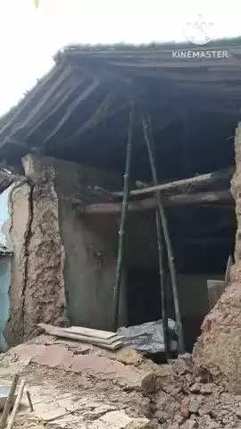 सोनाहातु: सोनाहातू: नाकीडीह गांव में बारिश से एक घर का हिस्सा गिरा