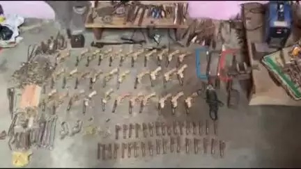 कोल: थाना क्वार्सी पुलिस और STF यूनिट को मिली बड़ी सफलता, अवैध हथियारों का जखीरा बरामद, 3 आरोपी गिरफ्तार