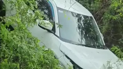 नूह: आकेड़ा पुलिस थाना के पास मोटरसाइकिल सवार को बचाने में ब्रेजा गाड़ी सड़क से नीचे गिरी
